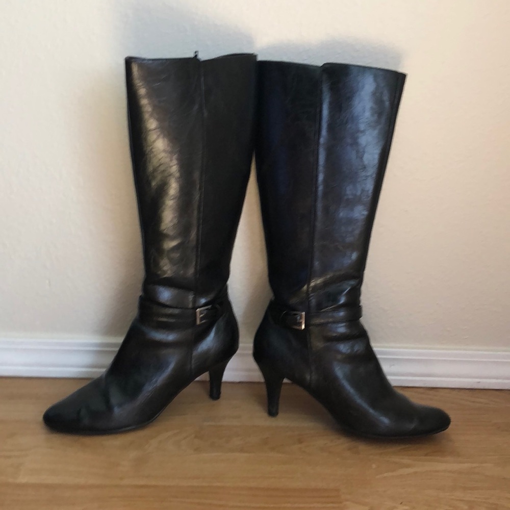 Black heeled boot